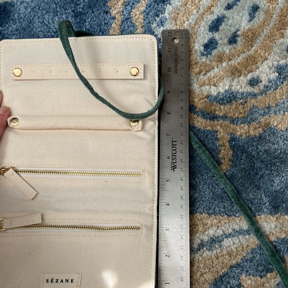 Sézane sage velvet jewelry wrap pouch - Picture 9 of 9